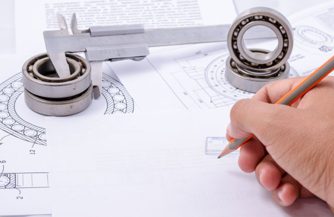 Imagen de mano dibujando rodamientos a lápiz